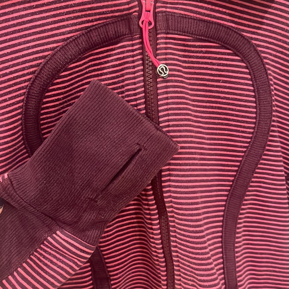 Lululemon Women’s Pink Striped Scuba Hoodie w/Thumb Holes, Size B6 - Picture 2 of 4